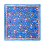 PAÑUELO DE SEDA AZUL CON FLORES GEOMÉTRICOS EN ROSA Y AZUL MEDIANOCHE