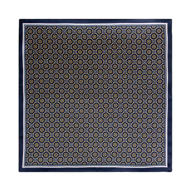 PAÑUELO DE SEDA CON GEOMETRÍAS DE CUADROS Y CÍRCULOS EN AZUL Y ORO