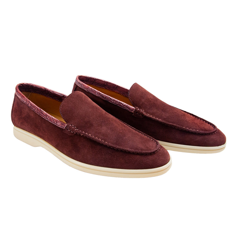 LOAFER BAJOS EN SUEDE Y DETALLES EN COCODRILO CONSTRUCCIÓN SACCHETTO COLOR GUINDA
