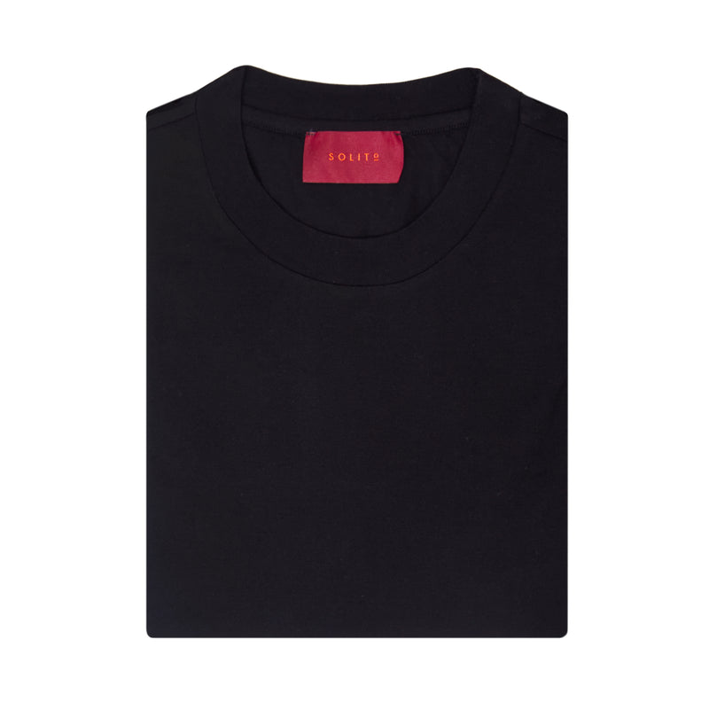 PLAYERA MANGA CORTA DE CUELLO ALTO CIRCULAR EN COLOR NEGRO