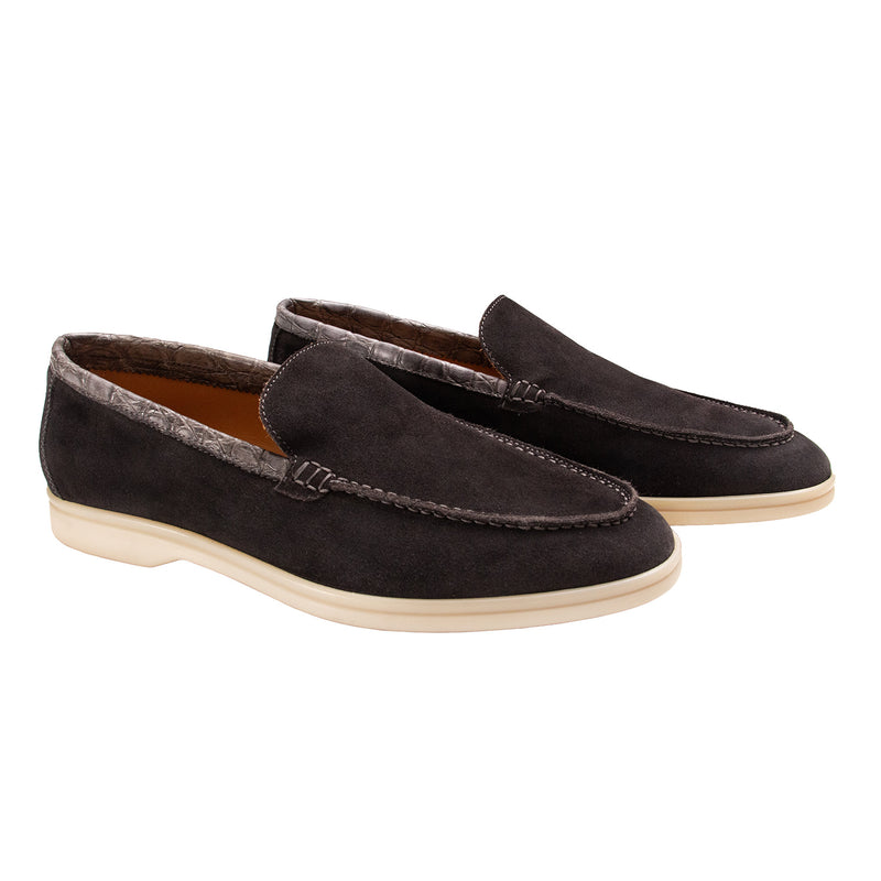 LOAFER BAJOS EN SUEDE Y DETALLES EN COCODRILO CONSTRUCCIÓN SACCHETTO COLOR GRIS