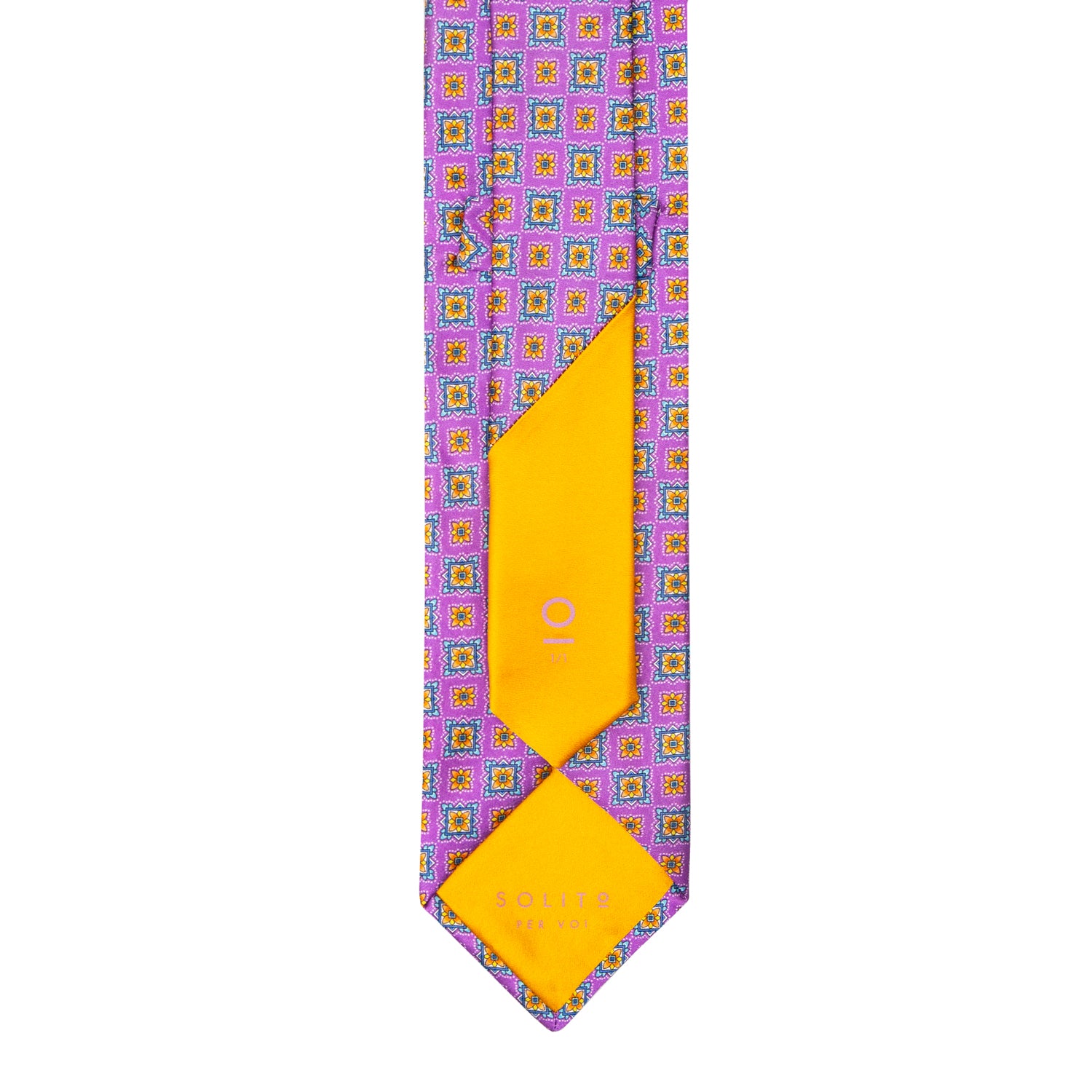 CORBATA EN SET CON PAÑUELO DE SEDA CON DISEÑOS DE CUADROS Y ESTRELLAS NARANJA Y ROSA