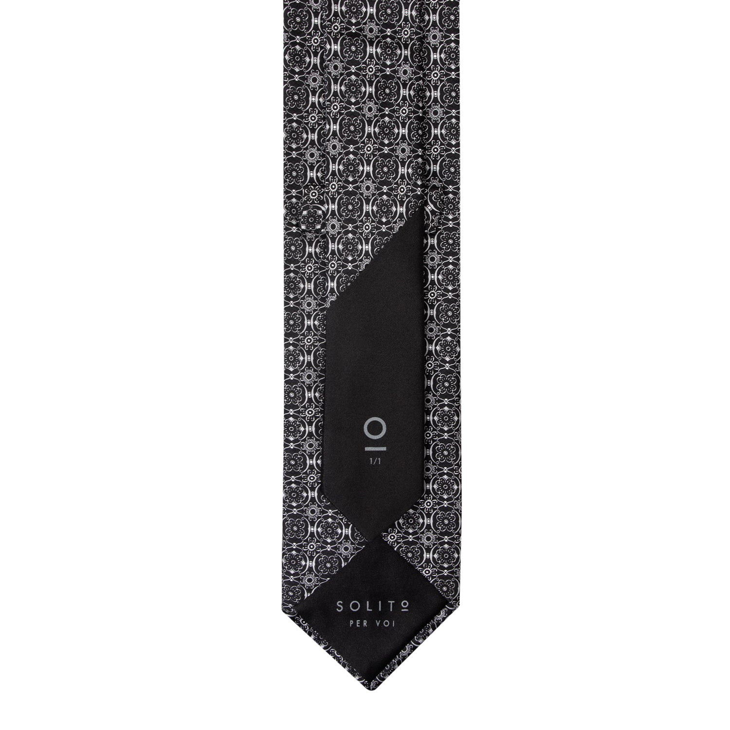 CORBATA EN SET CON PAÑUELO DE SEDA CON DIBUJOS GEOMÉTRICOS EN NEGRO Y GRIS