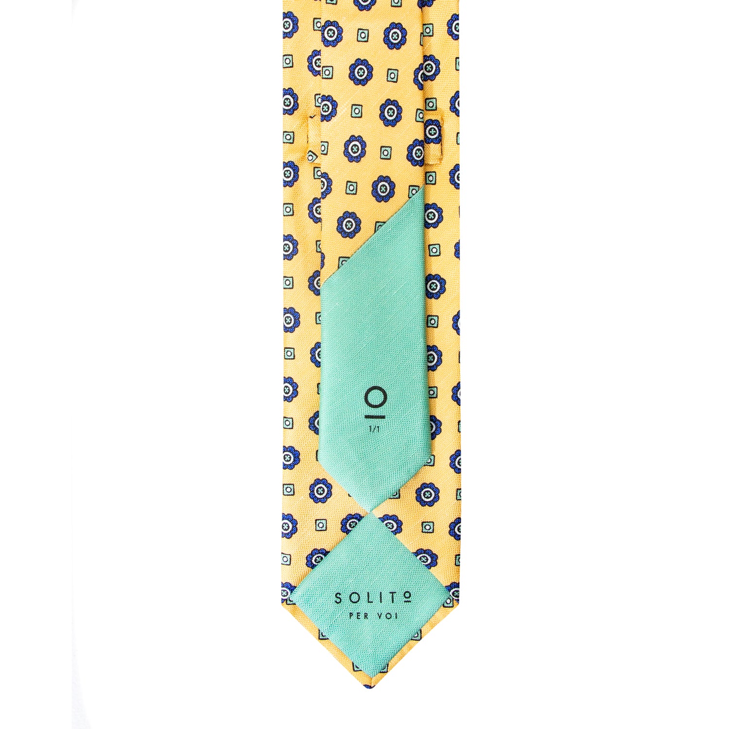 CORBATA EN SET CON PAÑUELO DE SEDA CON CUADROS AZULES Y PUNTOS ESMERALDA EN ORO