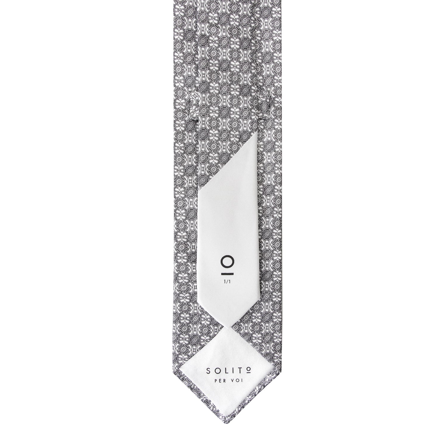 CORBATA EN SET CON PAÑUELO DE SEDA CON DIBUJOS GEOMÉTRICOS EN GRIS Y PLATA
