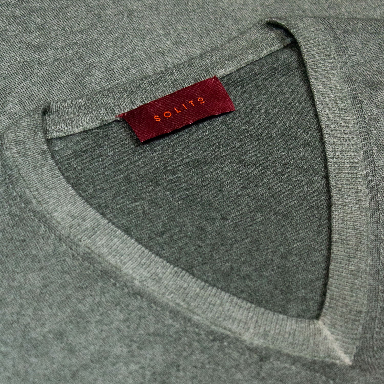 SUETER CUELLO V DE CASHMERE COLOR VERDE BOSQUE