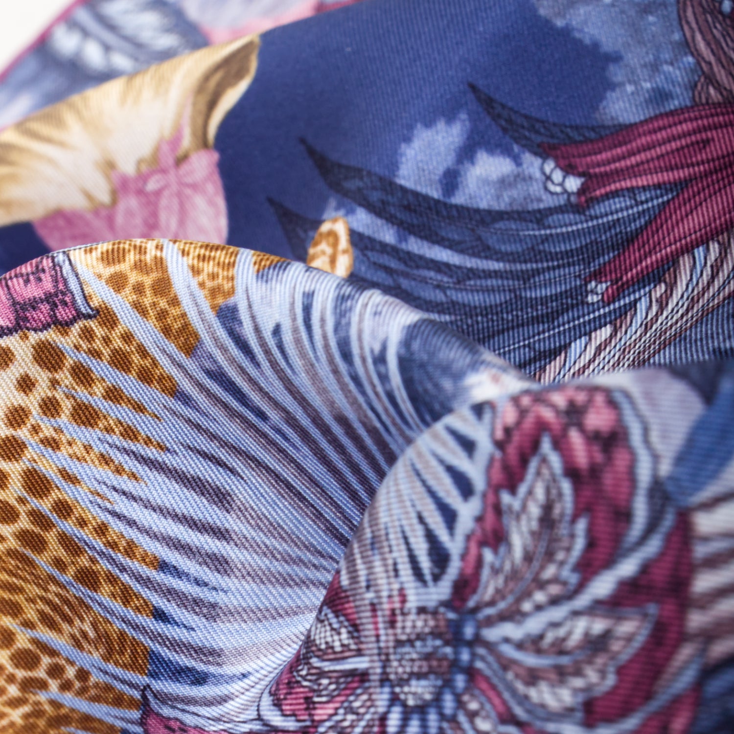 PAÑUELO DE SEDA CON FLORES Y ANIMALES EN COLOR BEIGE, MARRÓN, GRIS Y ROSA
