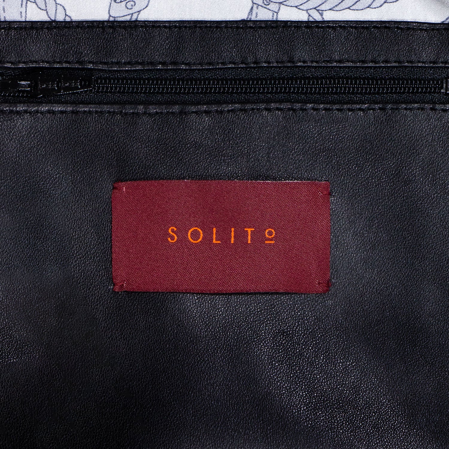 CHAMARRA CORTA ESTILO BOMBER CON DAVANTINO EN COCODRILO NEGRO Y FORRO INTERNO EN SEDA