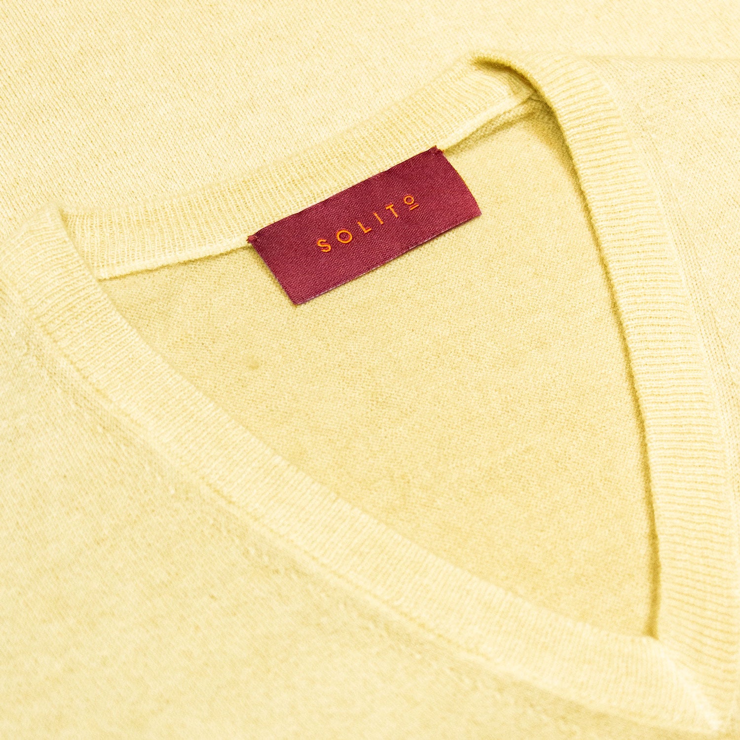 SUETER CUELLO V DE CASHMERE COLOR AMARILLO