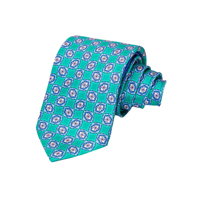 CORBATA EN SET CON PAÑUELO DE SEDA CON DIBUJOS GEOMÉTRICOS EN AZUL AGUA Y VERDE