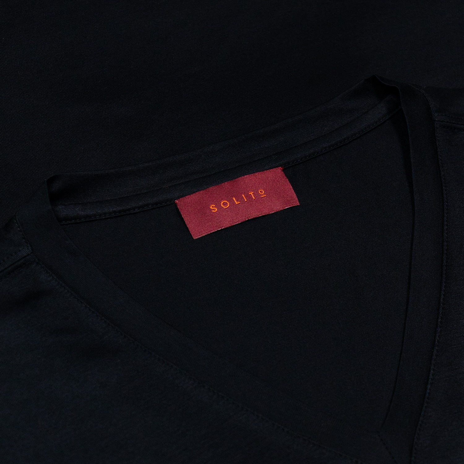 PLAYERA MANGA CORTA CUELLO V COLOR NEGRO