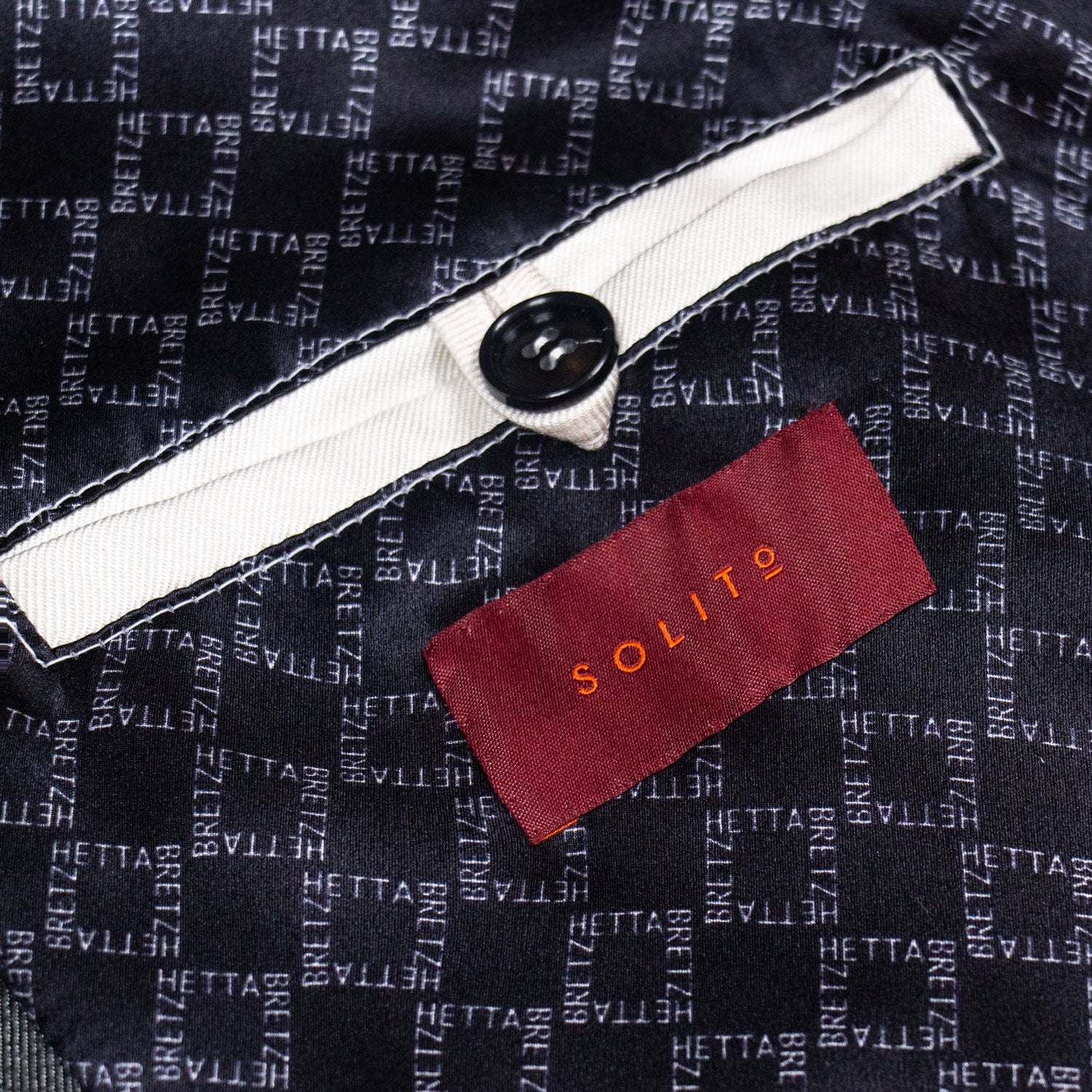 CHAMARRA CORTA ESTILO BOMBER EN SEDA GRIS CON CUELLO DESMONTABLE Y ACABADOS EN PIEL EXÓTICA DE COCODRILO BLANCO