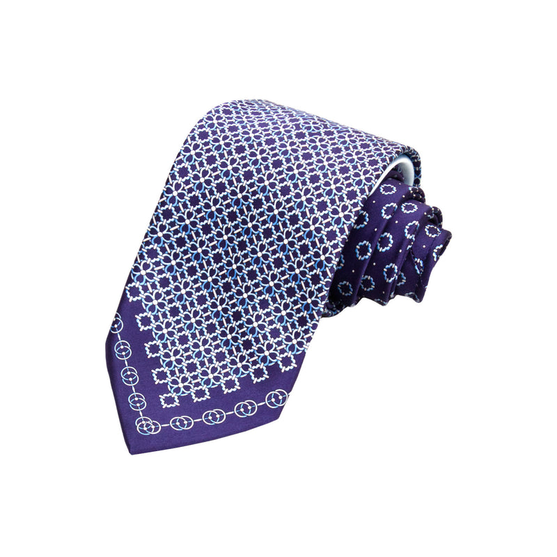 CORBATA EN SET CON PAÑUELO DE SEDA CON DIBUJOS GEOMÉTRICOS, ANILLOS Y PUNTOS AZUL MARINO EN AZUL MEDIANOCHE