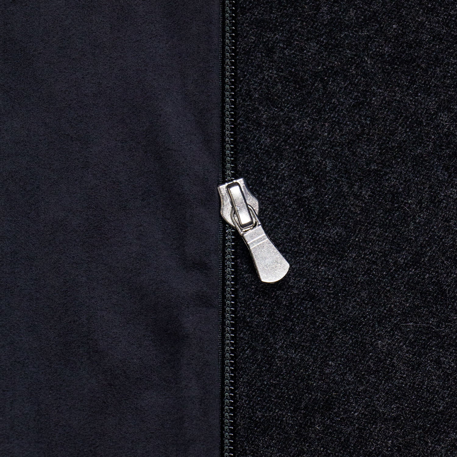 SUÉTER DE CASHMERE CON DELANTERO EN ALCANTARA COLOR GRIS MEDIO