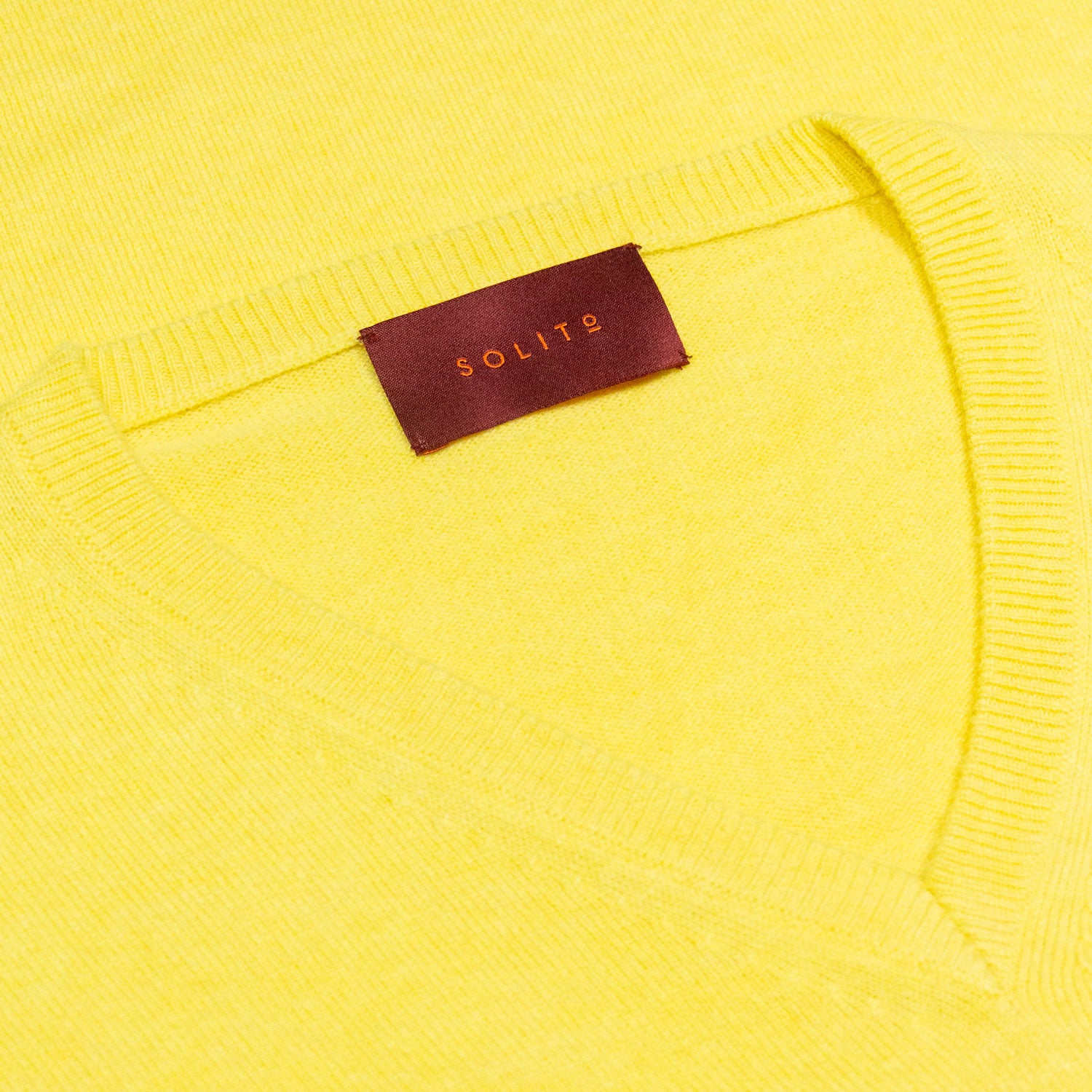 SUETER EN CHASHMERE CUELLO V AMARILLO PASTEL