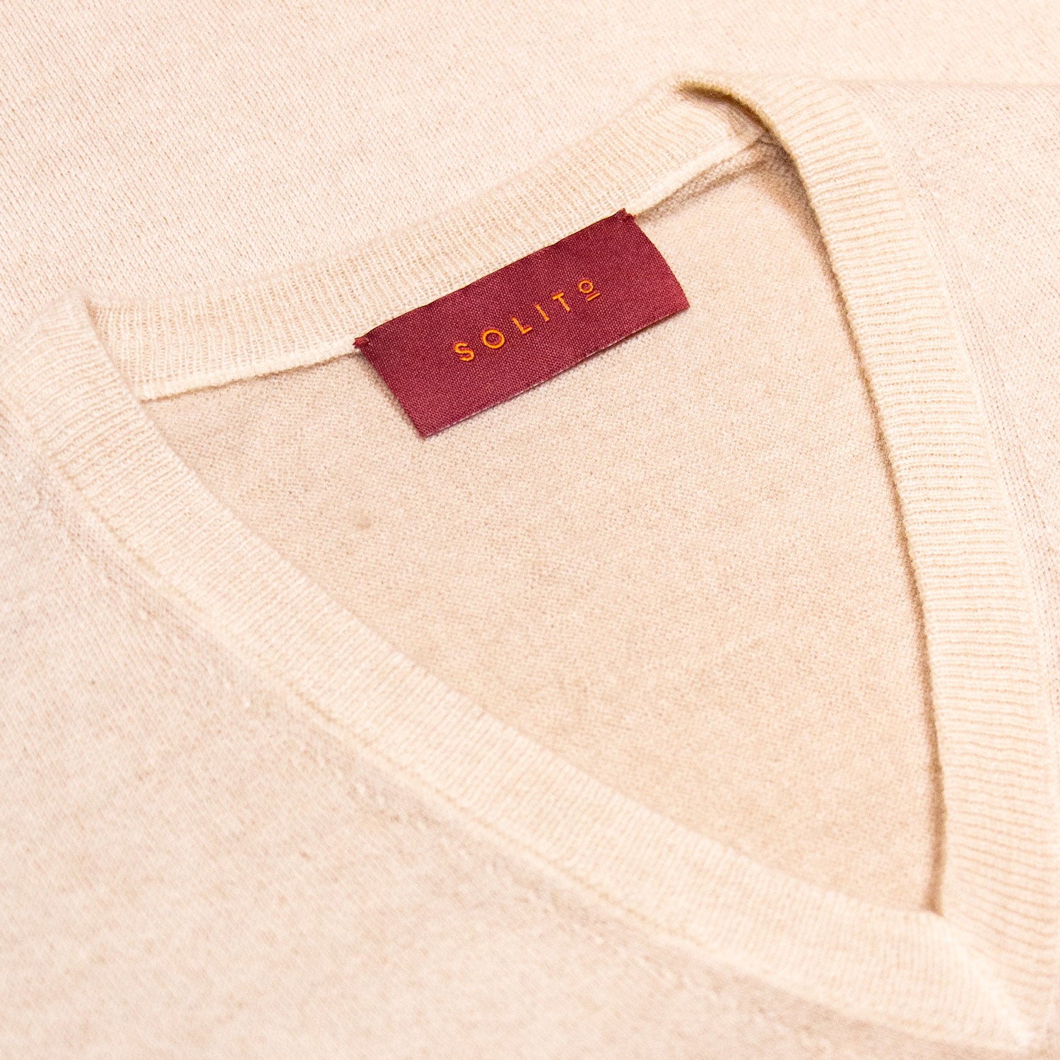 SUETER CUELLO V DE CASHMERE COLOR ARENA