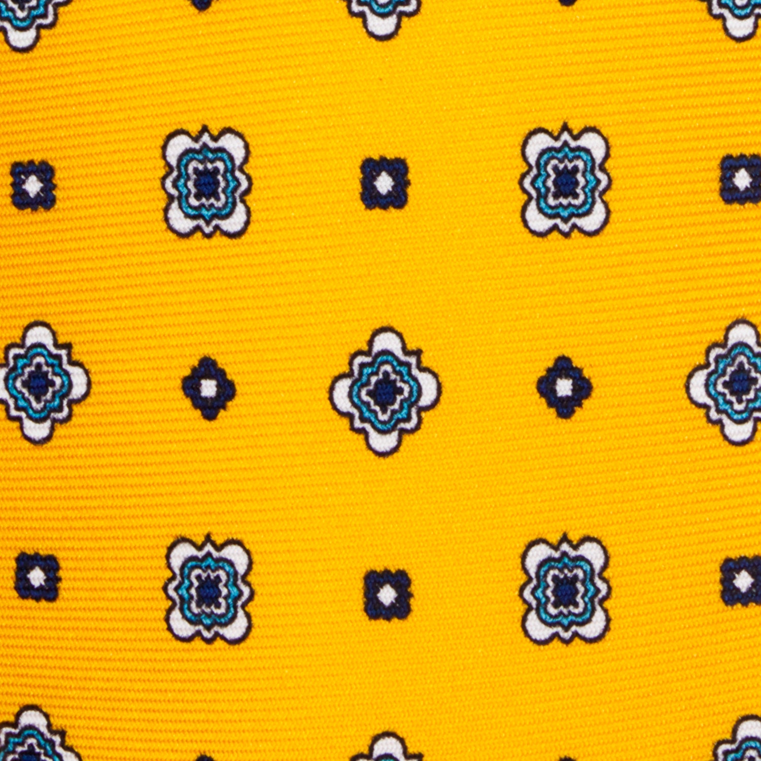 CORBATA 7 PLIEGUES EN SEDA CON FLORES BLANCAS Y AZULES Y PUNTOS EN AZUL MEDIANOCHE EN AMARILLO