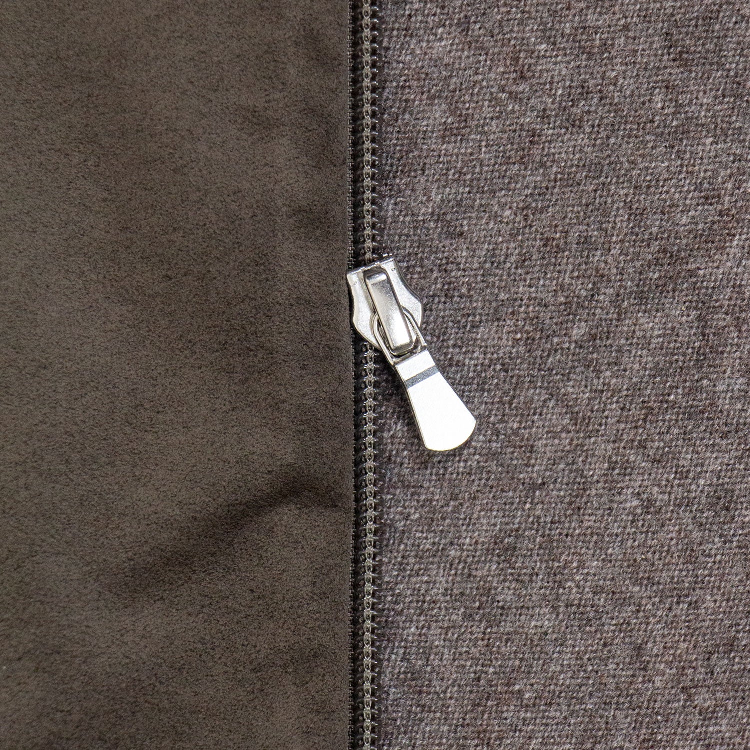 SUÉTER DE CASHMERE CON DELANTERO EN ALCANTARA COLOR MARRÓN