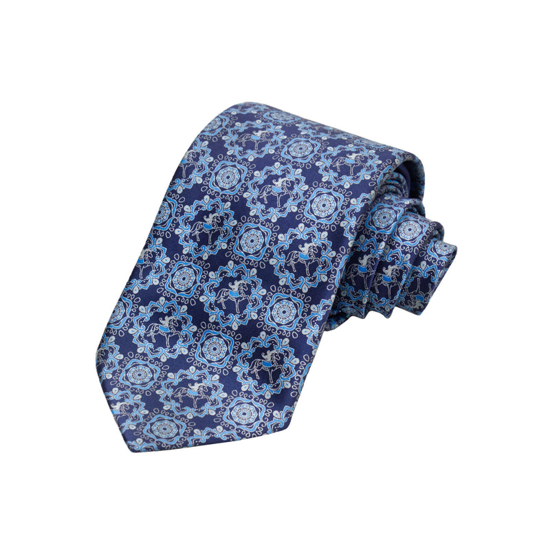 CORBATA EN SET CON PAÑUELO DE SEDA CON DIBUJOS GEOMÉTRICOS EN COLOR AZUL Y AZUL MARINO