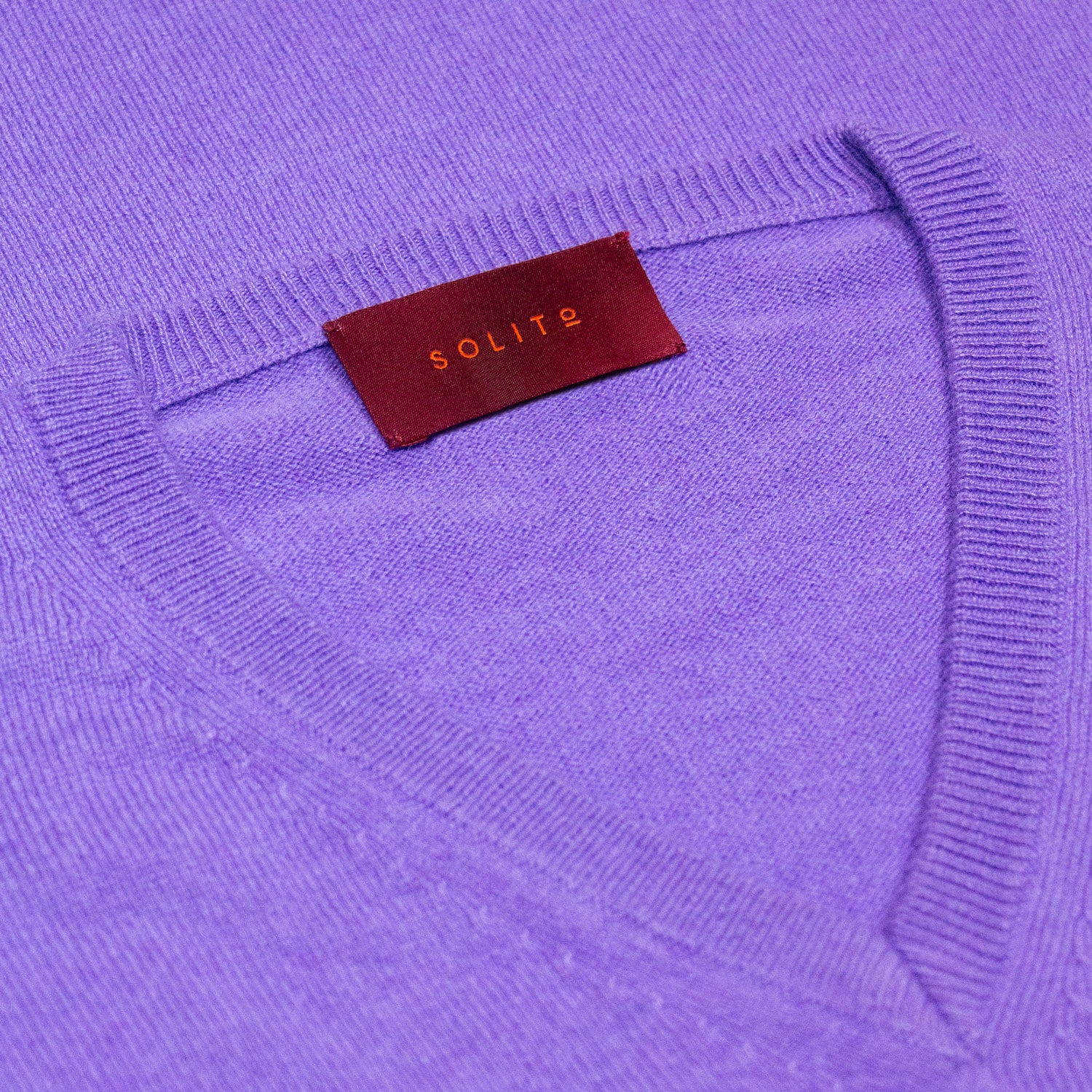 SUETER EN CASHMERE CUELLO V COLOR MORADO CLARO