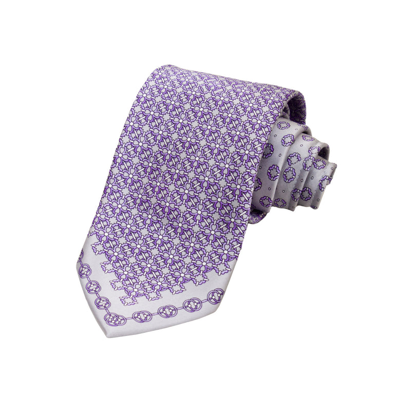 CORBATA EN SET CON PAÑUELO DE SEDA CON DIBUJOS GEOMÉTRICOS EN GRIS CLARO Y MORADO