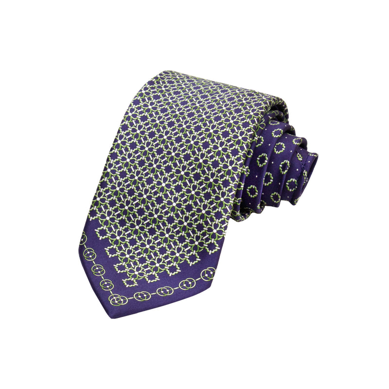 CORBATA EN SET CON PAÑUELO DE SEDA CON DIBUJOS GEOMÉTRICOS, ANILLOS Y PUNTOS VERDES EN AZUL MARINO