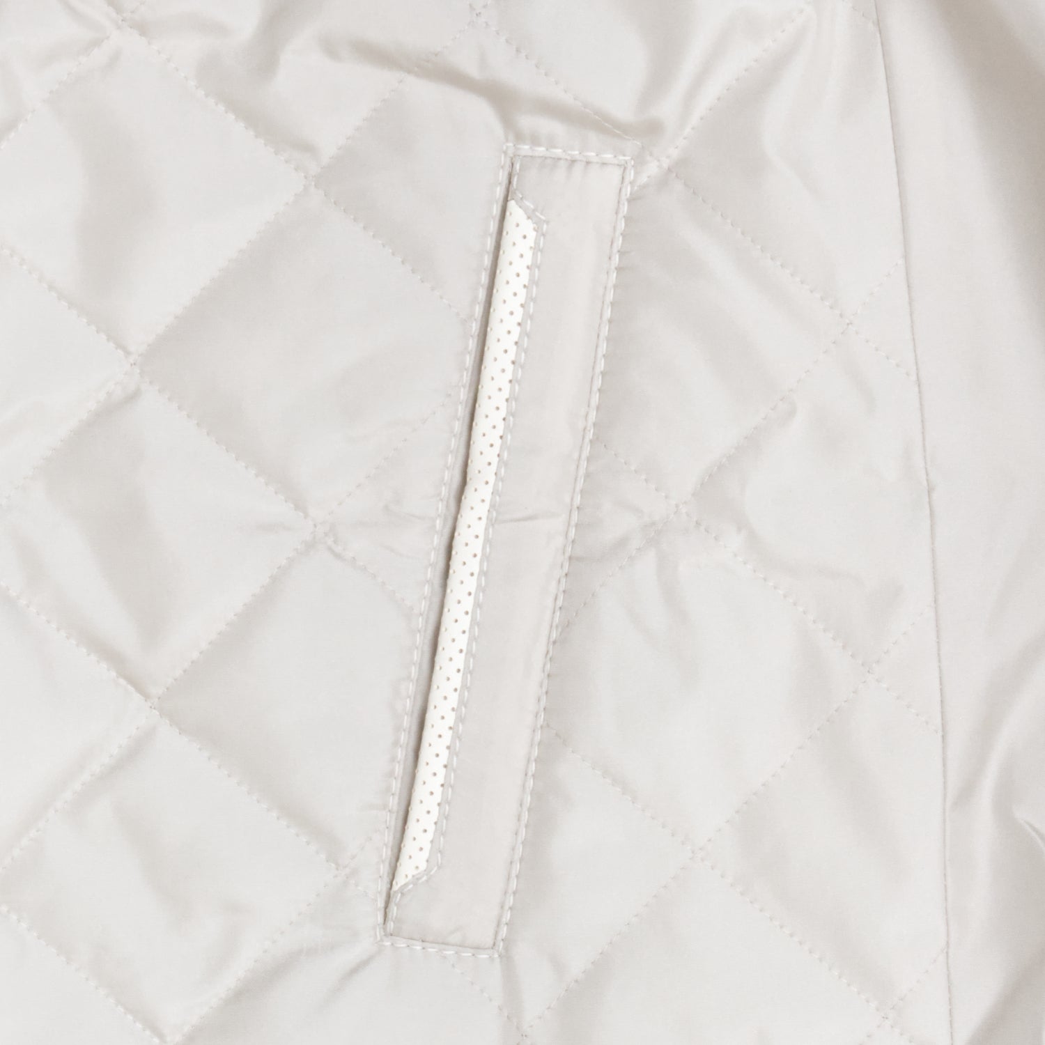 CHALECO CAPITONADO EN SEDA WATER-PROOF CON DETALLES EN PIEL EN COLOR MARFIL