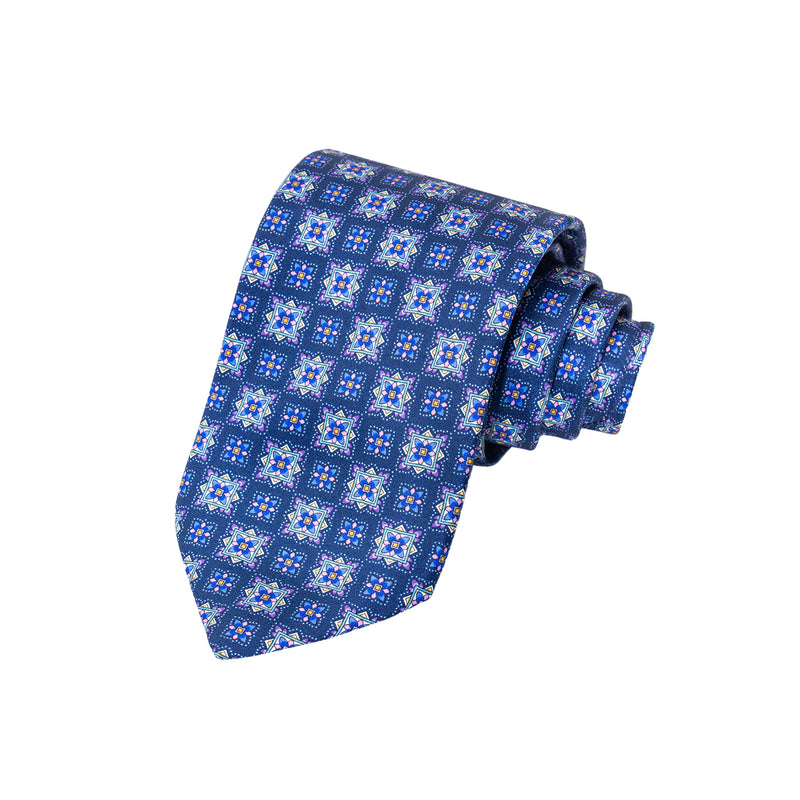 CORBATA EN SET CON PAÑUELO DE SEDA CON DISEÑOS DE CUADROS Y ESTRELLAS LILA, AZUL MARINO Y AZUL CIELO