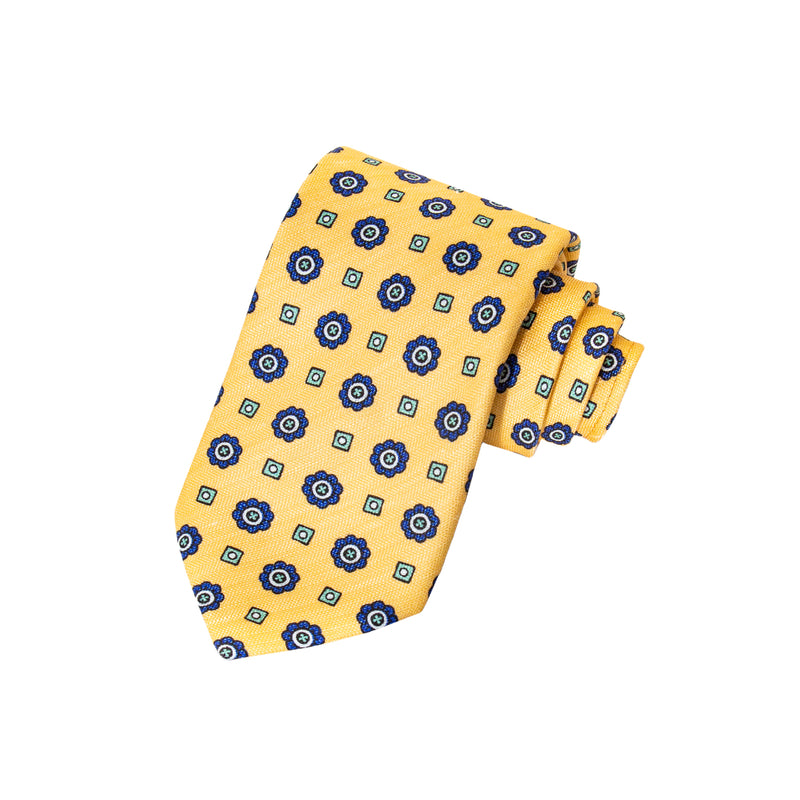 CORBATA EN SET CON PAÑUELO DE SEDA CON CUADROS AZULES Y PUNTOS ESMERALDA EN ORO