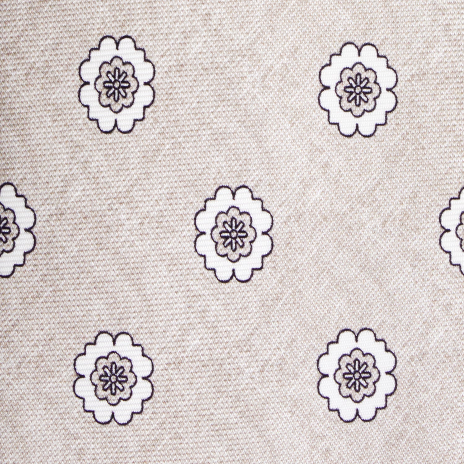 CORBATA 7 PLIEGUES EN SEDA DISEÑO LINO CON FLORES BLANCAS Y MARRONES EN MARRÓN CLARO