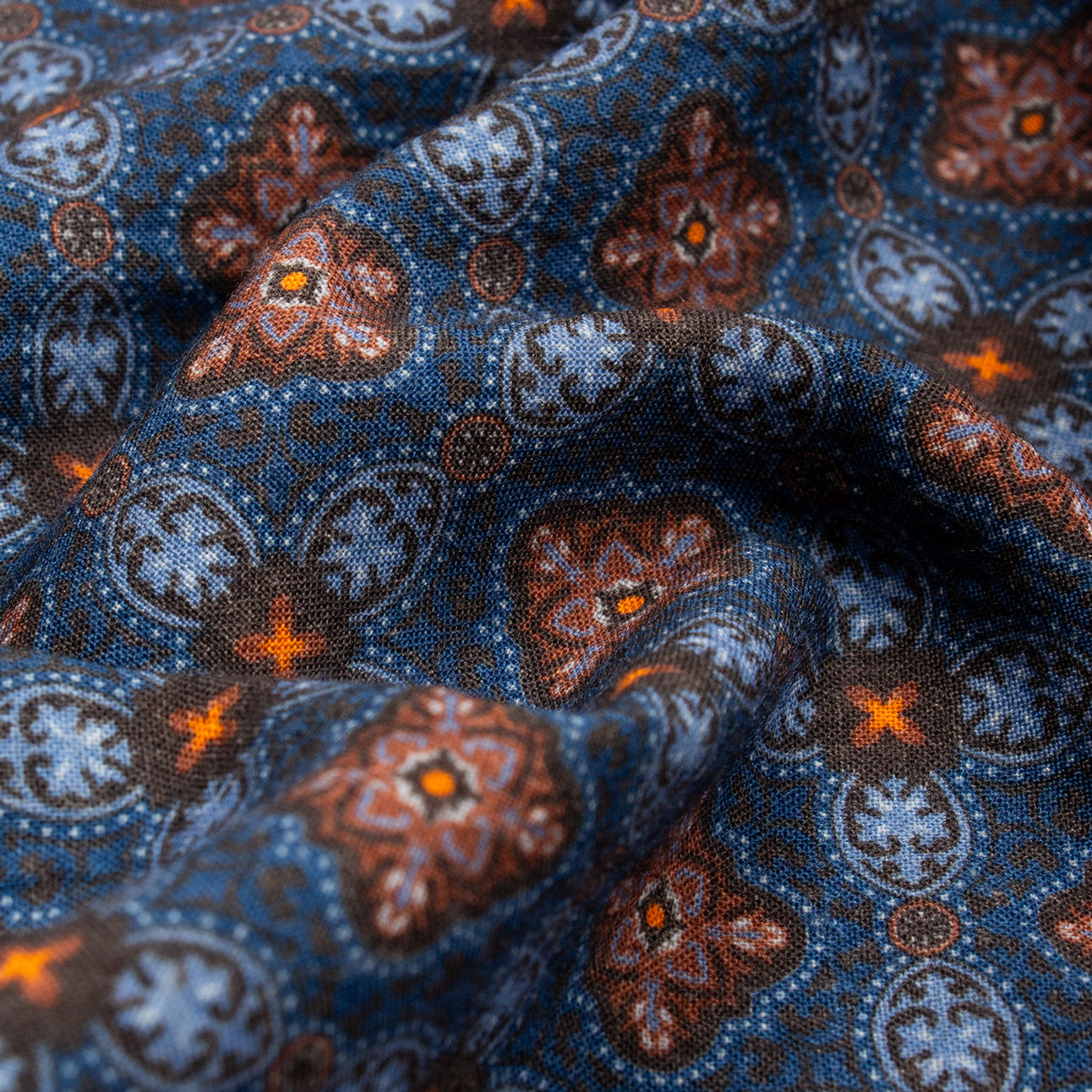 BUFANDA DE LANA AZUL CON MANDALAS NARANJAS Y CADENAS AZULES