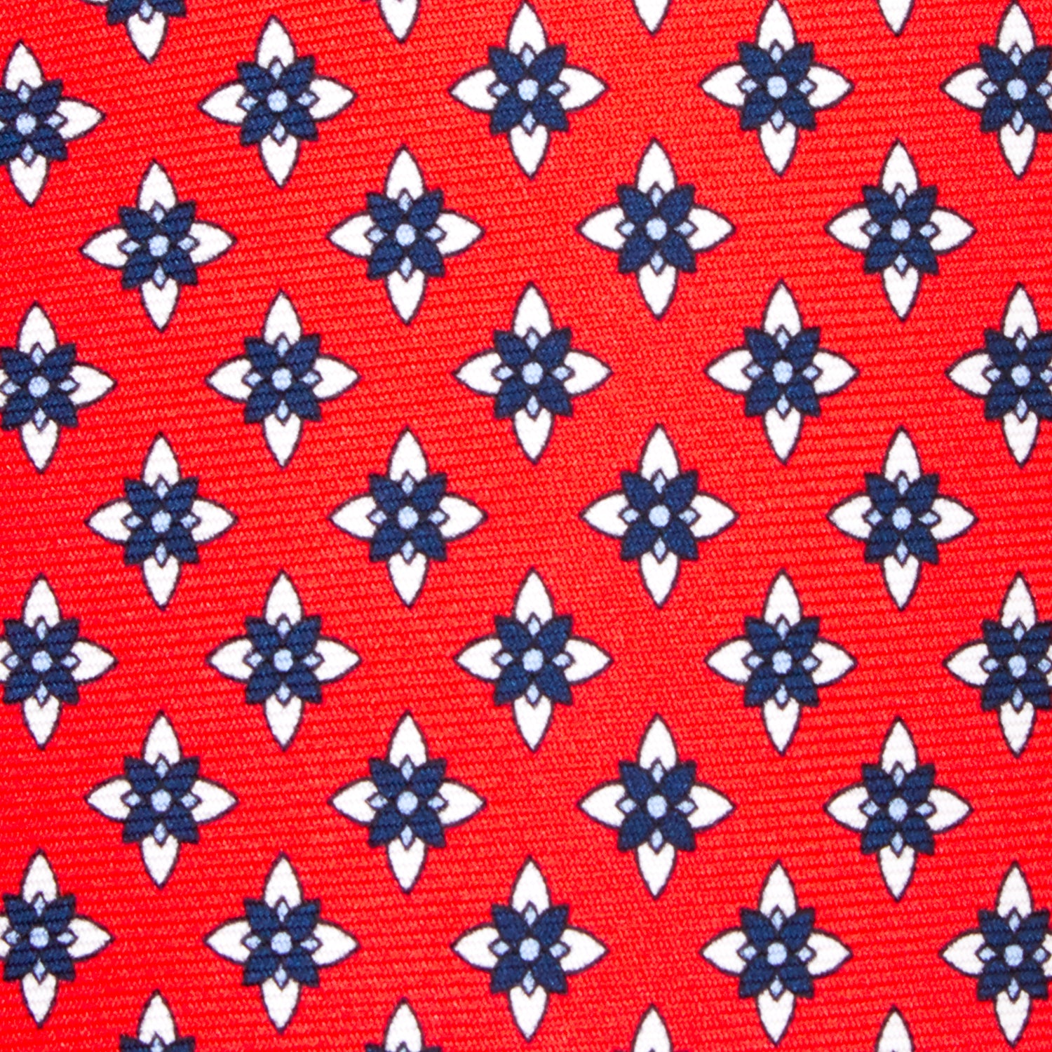 CORBATA 7 PLIEGUES EN SEDA CON FLORES BLANCAS Y AZULES EN ROJO