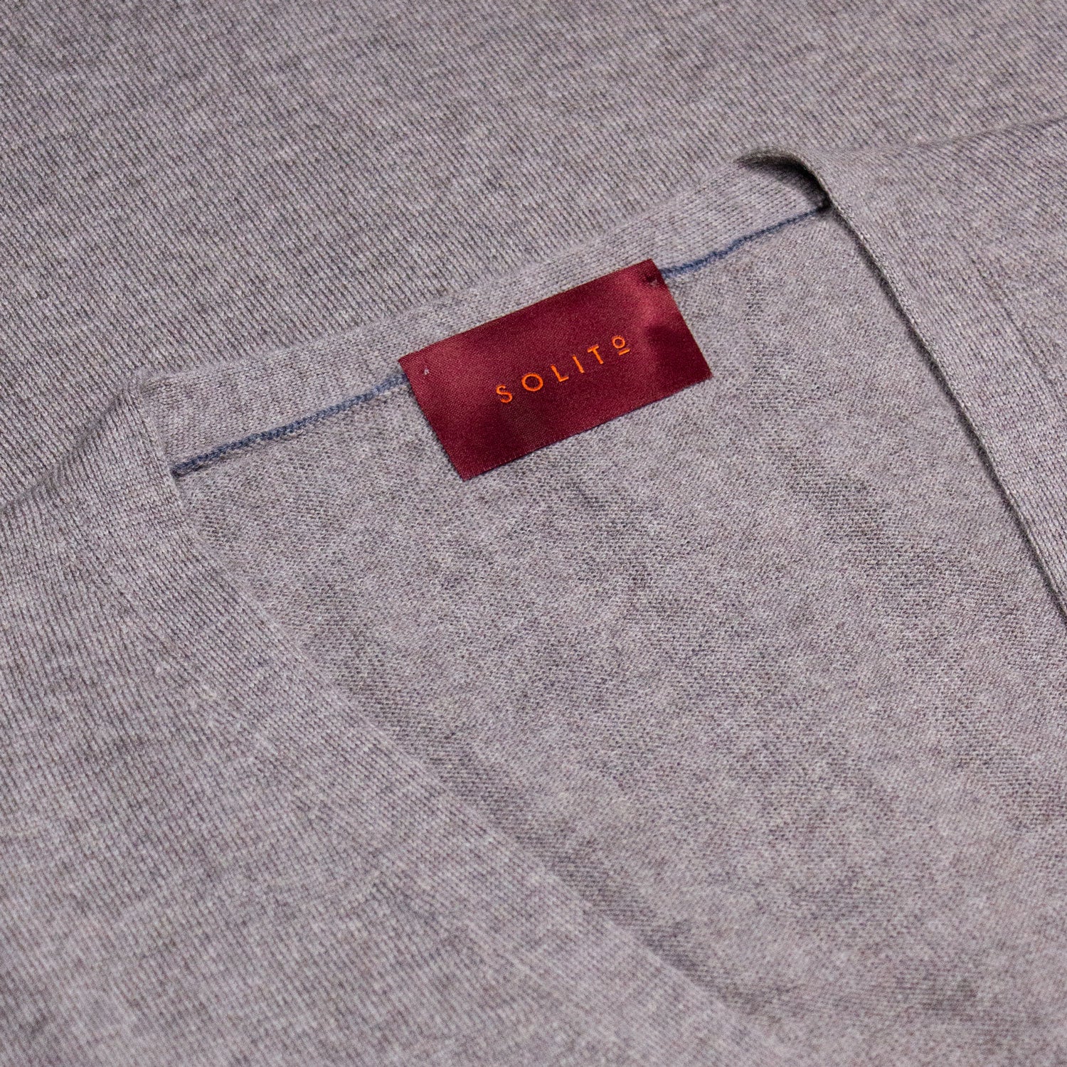 CHALECO CUELLO V EN CASHMERE  DE BOTONES COLOR ARENA