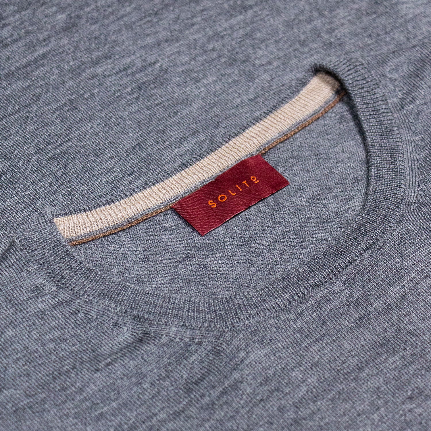 SUÉTER CUELLO CIRCULAR DE LANA Y SEDA COLOR GRIS