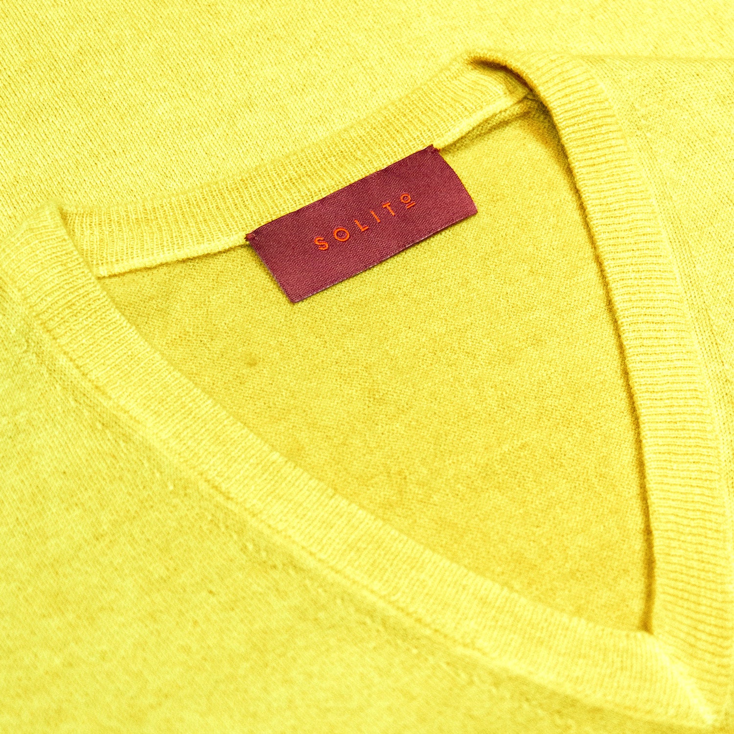 SUETER CUELLO V DE CASHMERE COLOR AMARILLO LIMON