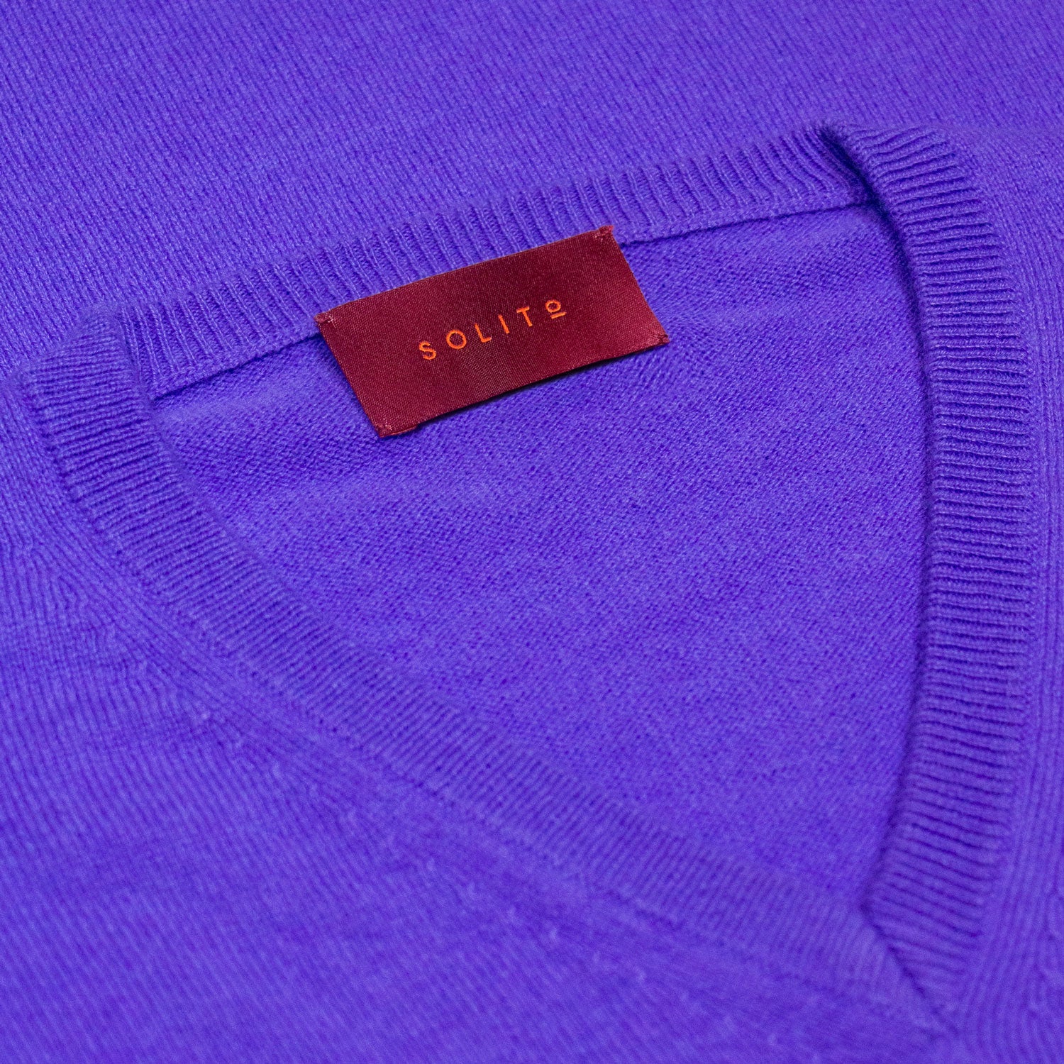 SUETER EN CASHMERE CUELLO V COLOR MORADO MEDIO