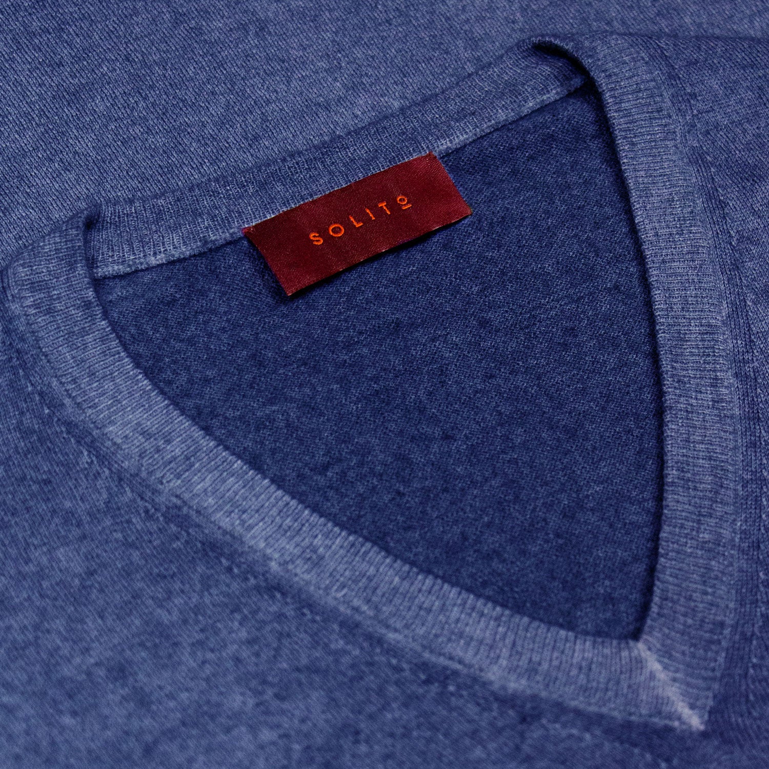 SUETER CUELLO V DE CASHMERE COLOR AZUL MEDIA NOCHE