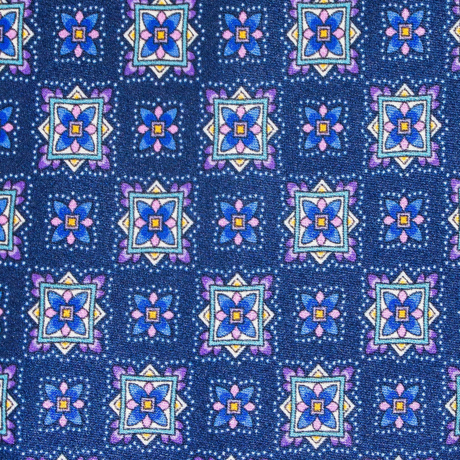 CORBATA EN SET CON PAÑUELO DE SEDA CON DISEÑOS DE CUADROS Y ESTRELLAS LILA, AZUL MARINO Y AZUL CIELO