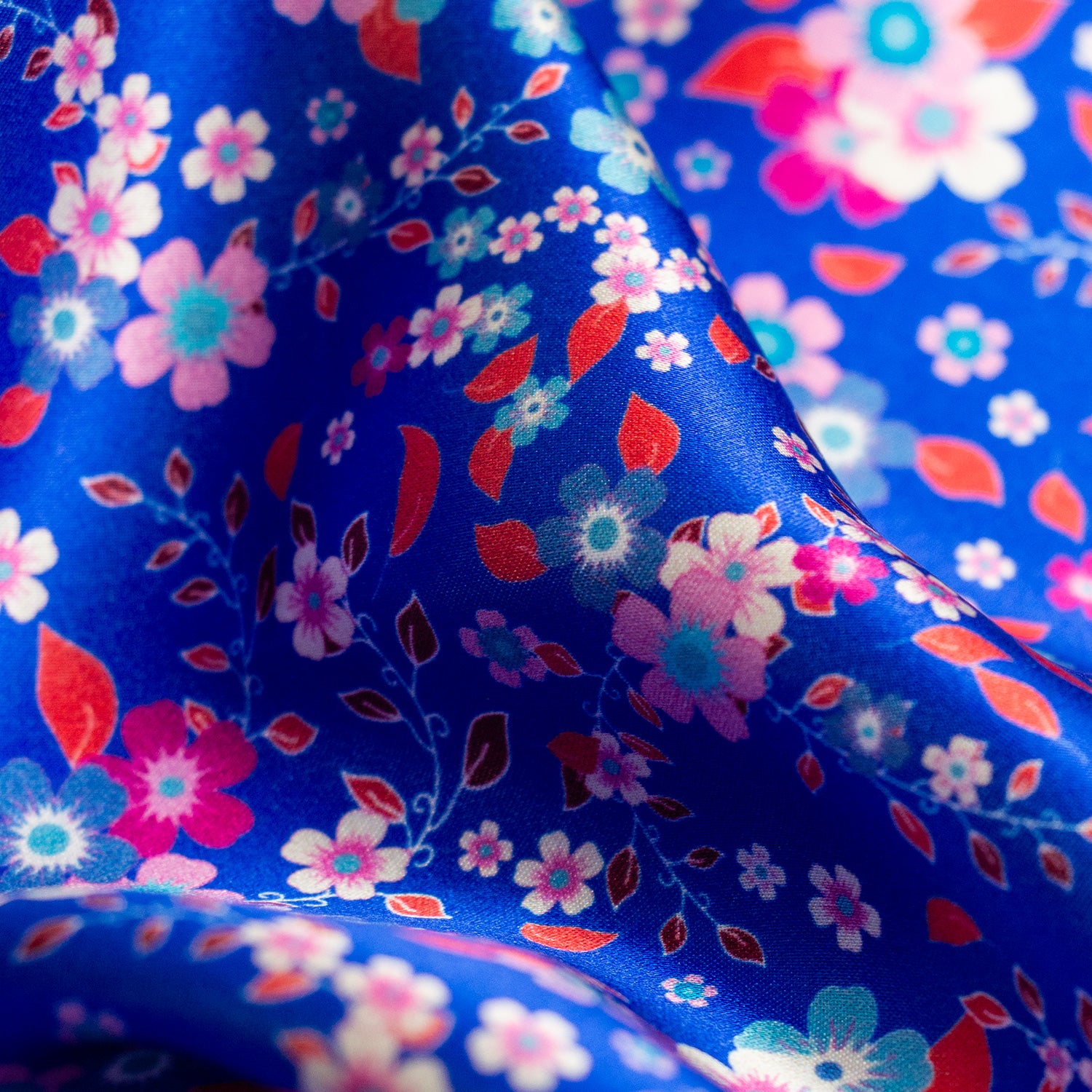 PAÑUELO DE SEDA MILLEFIORI AZUL CON DETALLES ROSA Y ROJO