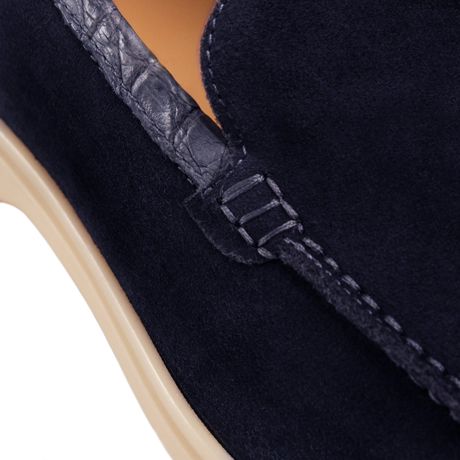 LOAFER BAJOS EN SUEDE Y DETALLES EN COCODRILO CONSTRUCCIÓN SACCHETTO COLOR AZUL MARINO