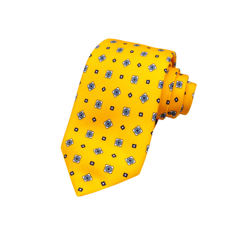 CORBATA 7 PLIEGUES EN SEDA CON FLORES BLANCAS Y AZULES Y PUNTOS EN AZUL MEDIANOCHE EN AMARILLO