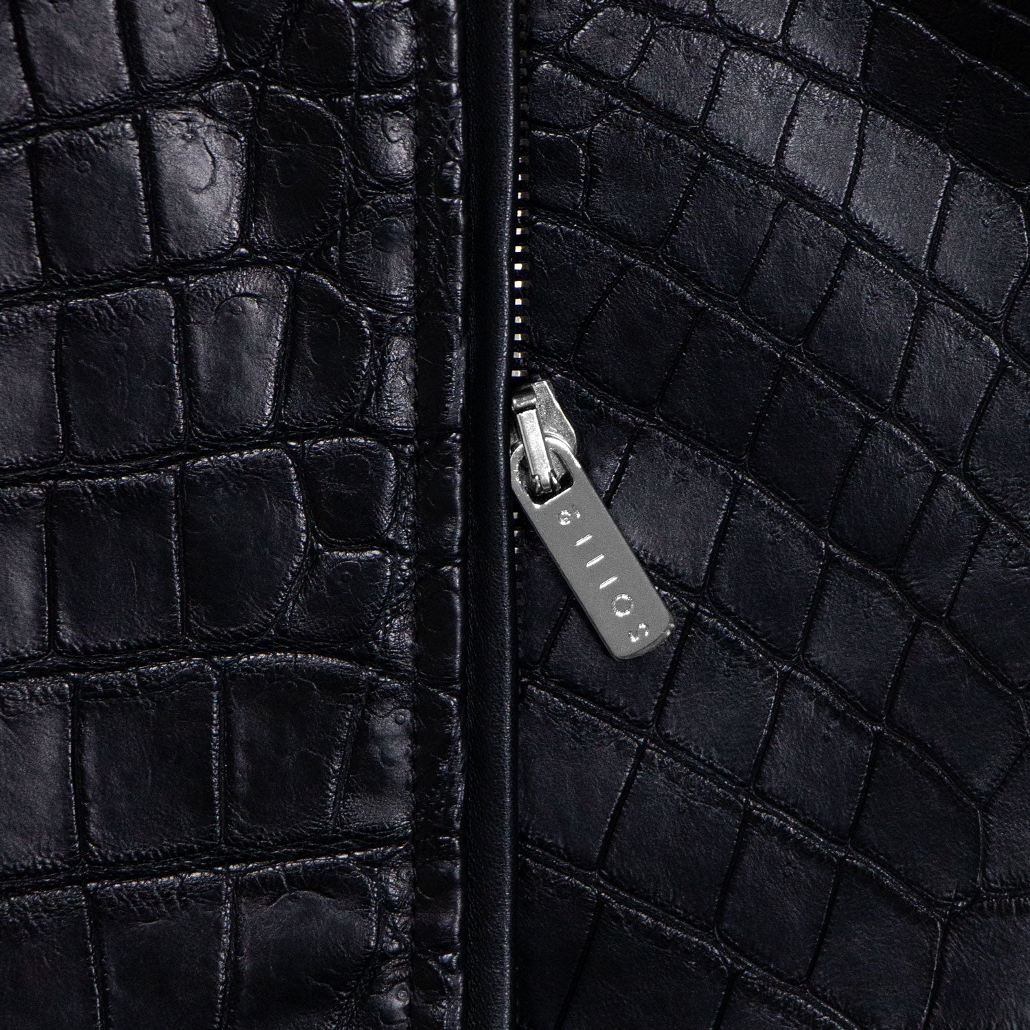 CHAMARRA CORTA ESTILO BOMBER CON DAVANTINO EN COCODRILO NEGRO Y FORRO INTERNO EN SEDA