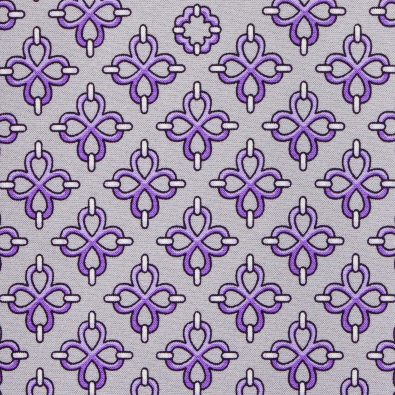 CORBATA EN SET CON PAÑUELO DE SEDA CON DIBUJOS GEOMÉTRICOS EN GRIS CLARO Y MORADO