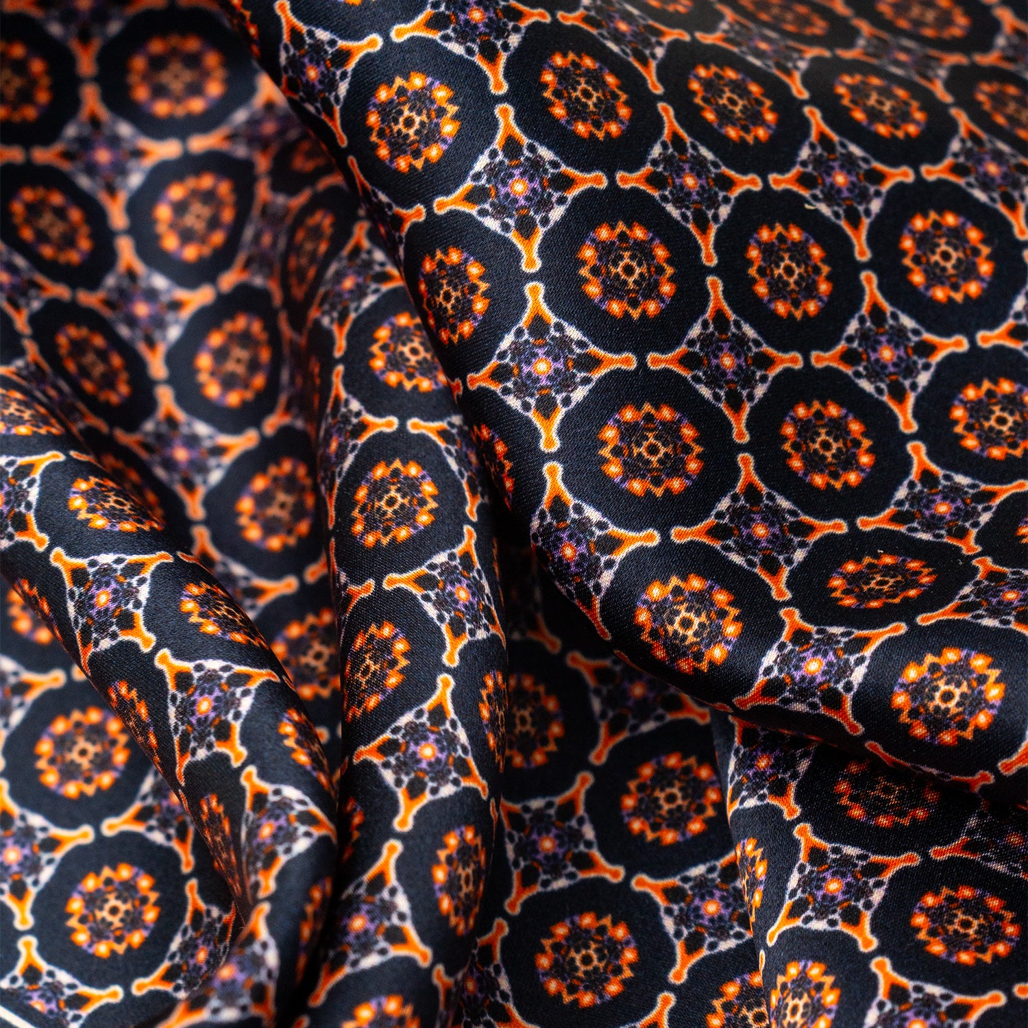 PAÑUELO DE SEDA CON GEOMETRÍAS DE CUADROS Y CÍRCULOS EN AZUL Y NARANJA