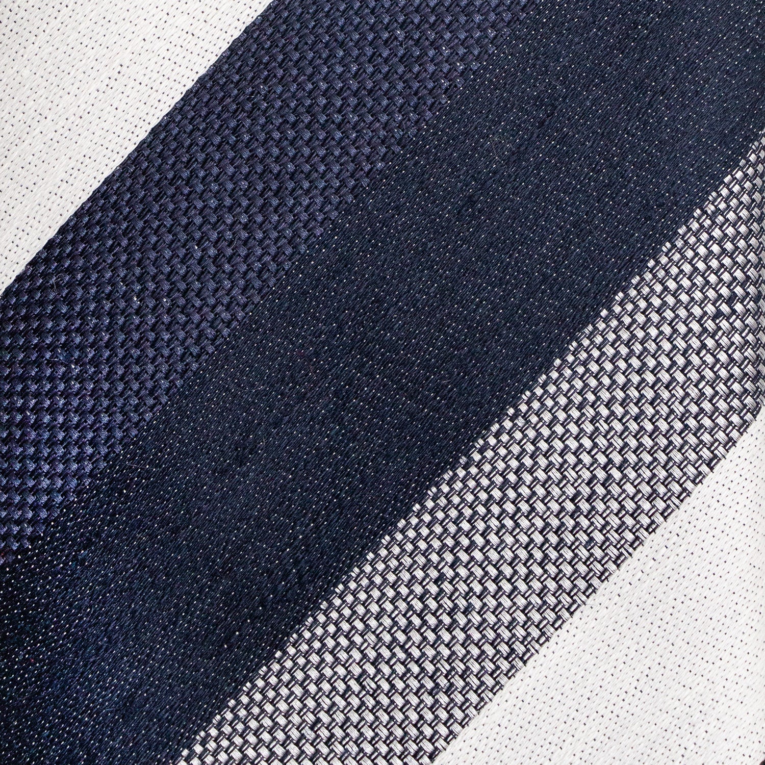 CORBATA 3 PLIEGUES DE SEDA Y LINO DE RAYAS AZUL MARINO Y BLANCO