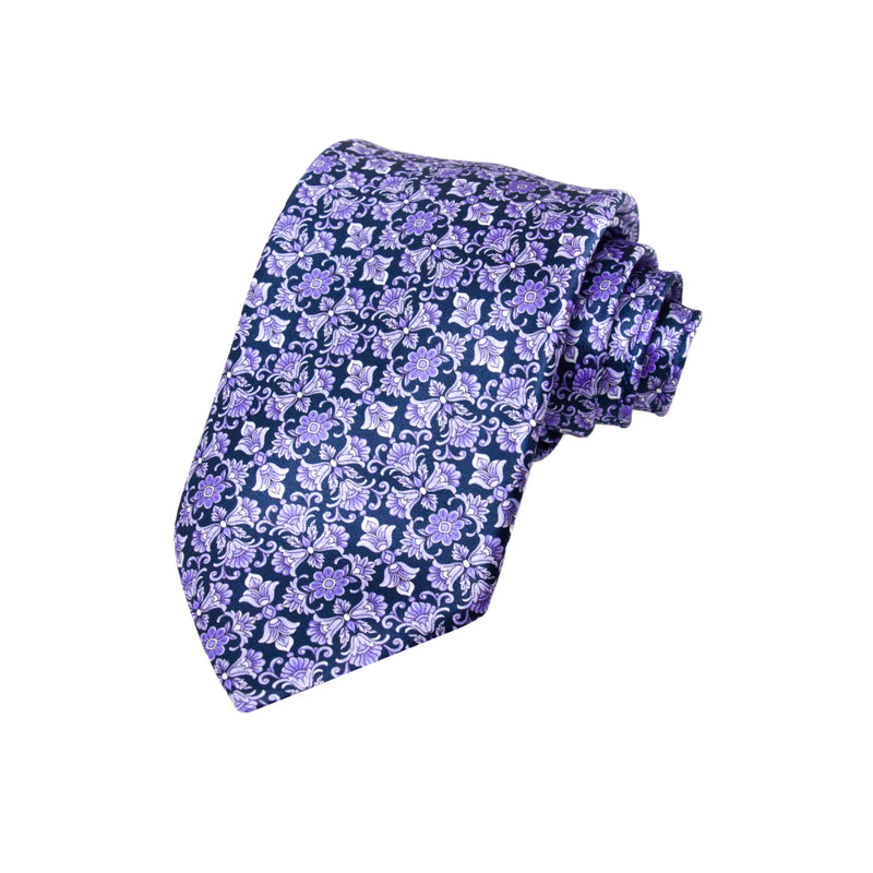 CAJA DE SEDA SET CORBATA CON PAÑUELO DE SEDA CON FANTASÍA GEOMÉTRICA EN COLOR AZUL MARINO Y MORADO
