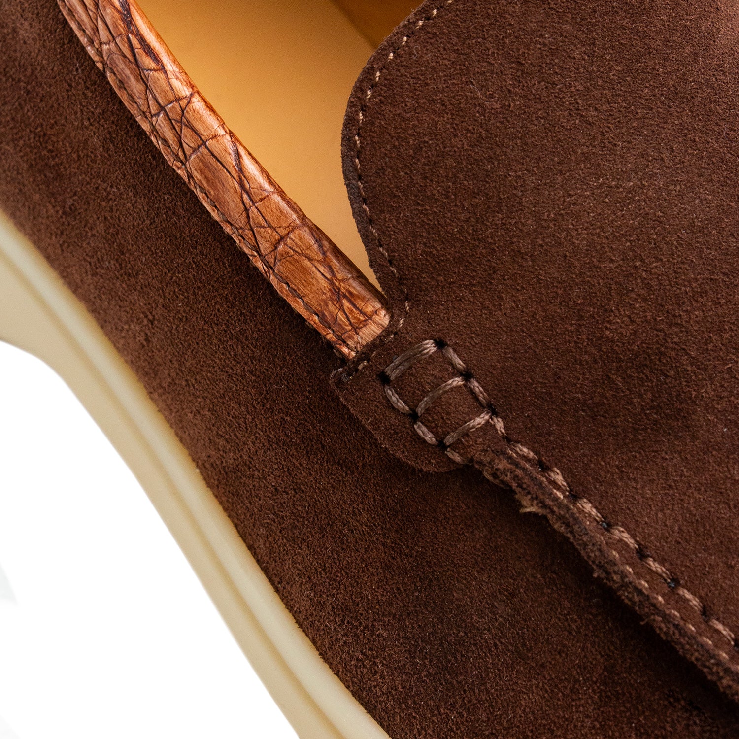 LOAFER BAJOS EN SUEDE Y DETALLES EN COCODRILO CONSTRUCCIÓN SACCHETTO COLOR MARRÓN