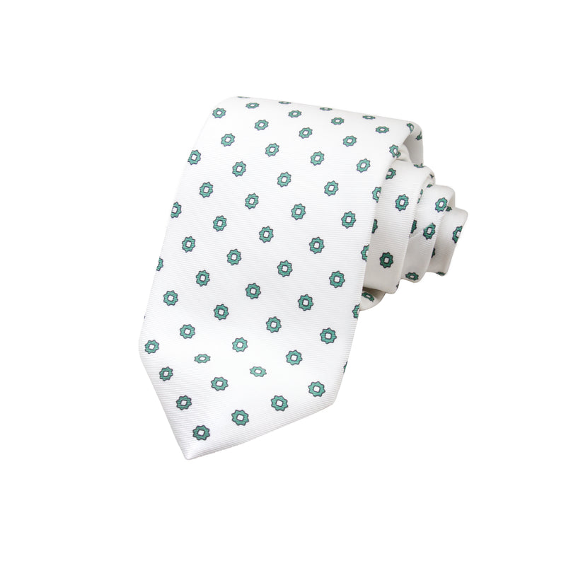 CORBATA 7 PLIEGUES EN SEDA WOOVEN CON ESTRELLAS VERDES EN BLANCO