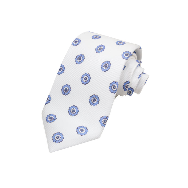 CORBATA 7 PLIEGUES EN SEDA WOOVEN CON FLORES AZULES EN BLANCO
