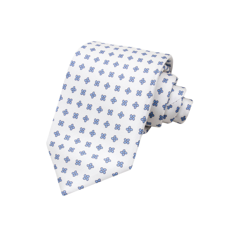 CORBATA 7 PLIEGUES EN SEDA WOOVEN CON CRUCES AZULES EN BLANCO